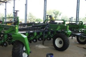 PHOTO: Assembling plant equipment at Boss Engineering at Inverell, NSW (Lisa Herbert, ABC News)