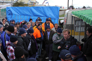 Warming news: AMWU Victorian Secretary Steve Dargavel tells striking FMP members they have total AMWU support. Image credit: AMWU