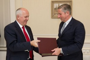 Alcoa Chairman and CEO Klaus Kleinfeld (right) and VSMPO Chairman Sergei Chemezov (left), signed a cooperation agreement at a ceremony in Moscow, marking the first step in forming a new joint venture company to meet growing demand for high-end titanium and aluminum products for aircraft manufacturers worldwide. The photo is provided by the press service of Rostec ?orporation.