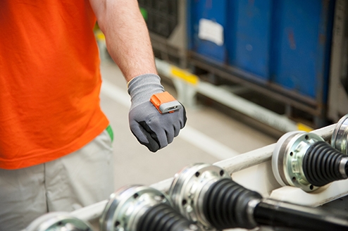 494x328+-+160822%20Smart%20glove%20-%20ŠKODA%20Logistics%20is%20focusing%20on%20future%20technology%20(2)