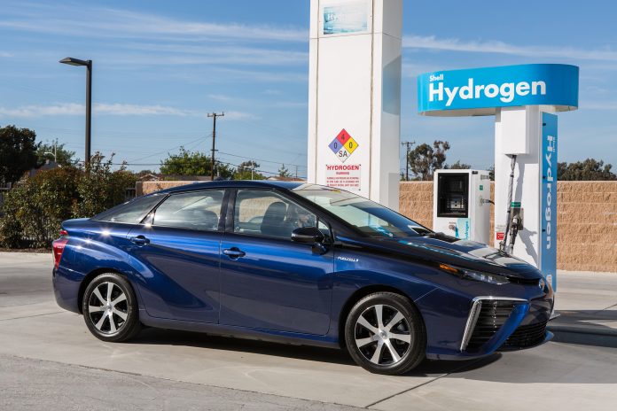 2016-Toyota-Mirai-side