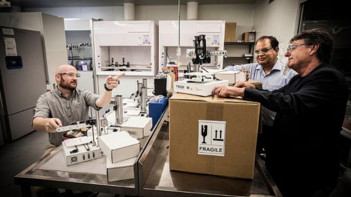 Tricep-3D-Printers-l-to-r-Cameron-Angus-Sanjeev-Gambhir-Gordon-Wallace.pdj.25.01.21.003-1920x1080-750x421