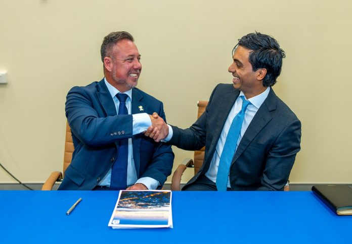 HERO_Mayor-Nick-Dametto-and-Quinbrook-Senior-Vice-President-Vignesh-Bandi-signing-MoU-at-the-Lans (1)
